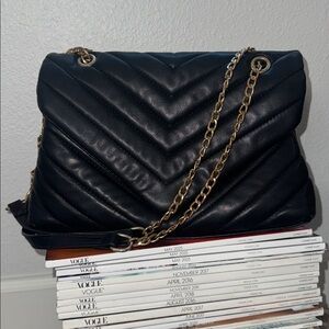 Elegant Black Quilted Shoulder Bag with Gold Chain